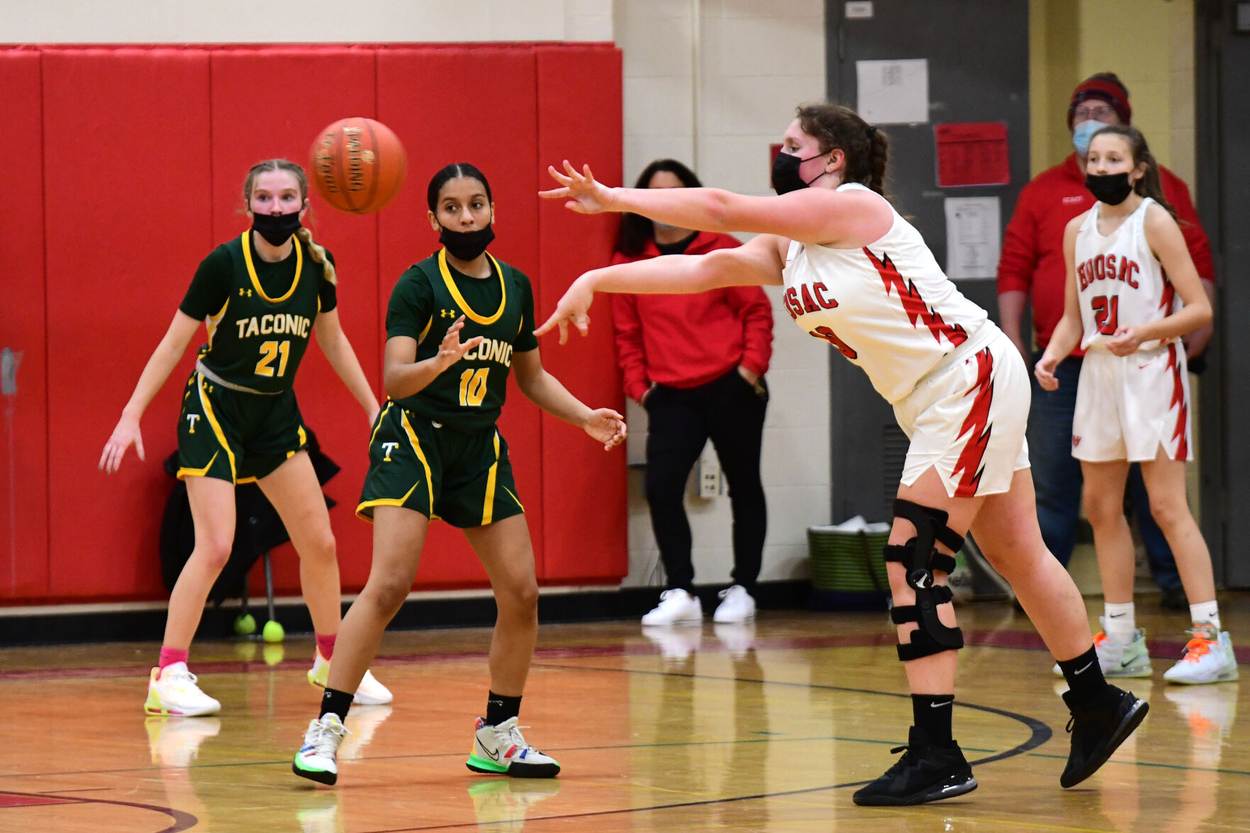 Billetz passes the ball